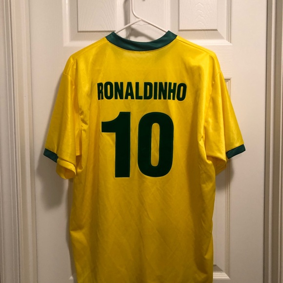 Brazil soccer jersey in Medium. Basically new - Picture 2 of 3
